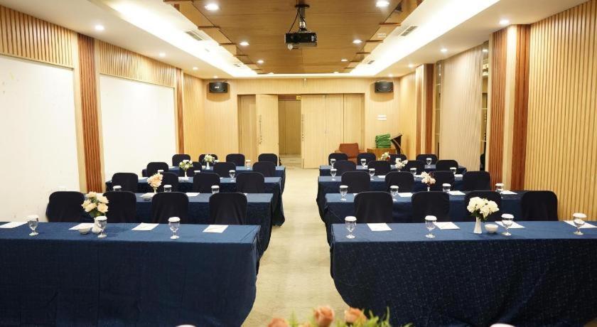 New Hollywood Hotel Pekanbaru Ngoại thất bức ảnh