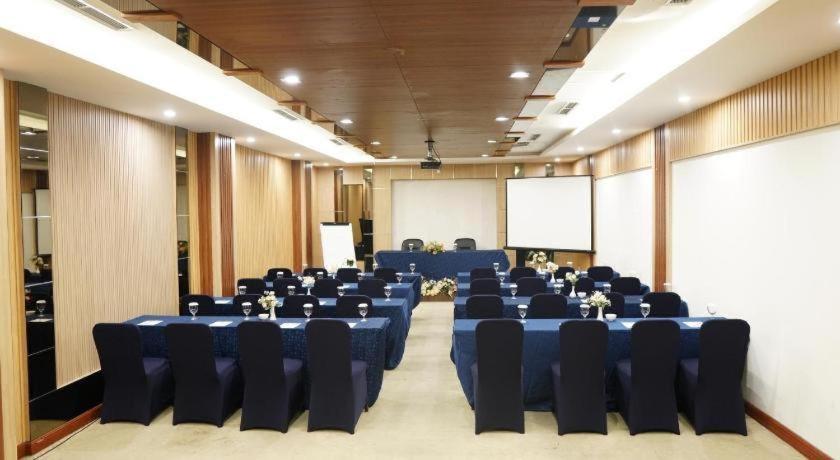 New Hollywood Hotel Pekanbaru Ngoại thất bức ảnh