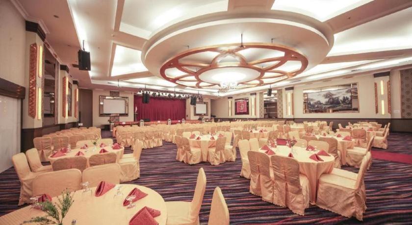 New Hollywood Hotel Pekanbaru Ngoại thất bức ảnh