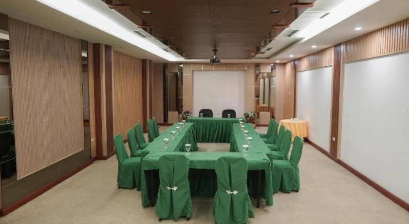 New Hollywood Hotel Pekanbaru Ngoại thất bức ảnh